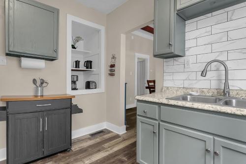 Modern 2BR near DT, 8min walk to Park&Conservatory in Columbus, USA