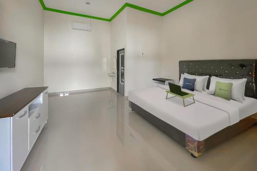 . Urbanview Hotel Tirtamaya Jaya Indah Indramayu by RedDoorz