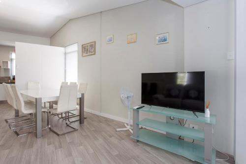 Waverley apartment F-two bedrooms wifi available - image 2
