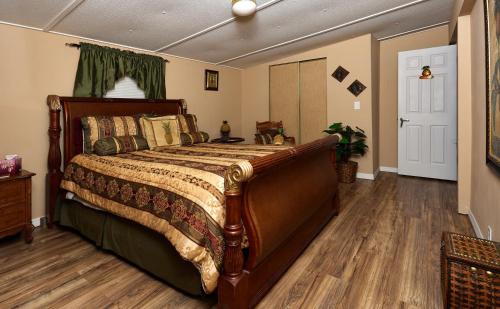 . Pleasant Days Lodging Tropical Master Suite
