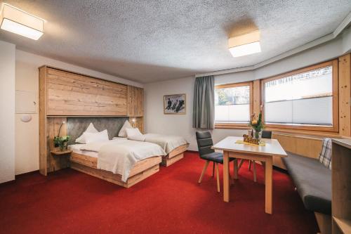 1 queen bed, 1 sofa bed