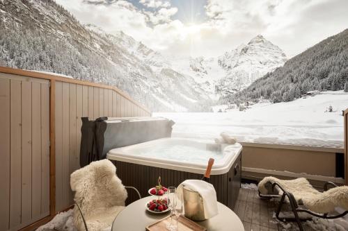 Family Room with Mountain View