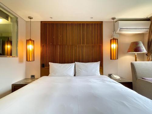 Pat, Guide Hotel Taipei Bade near Songshan Cultural and Creative Park