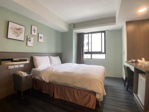 Standard Double Room image 3