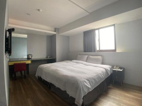 Standard Double Room image 6