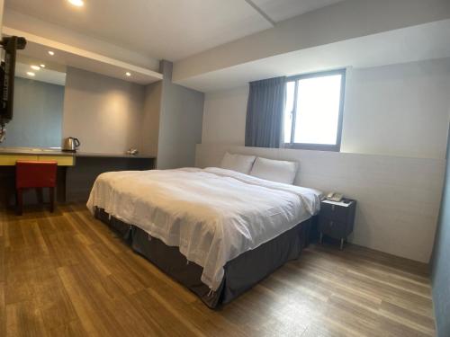 Standard Double Room image 5