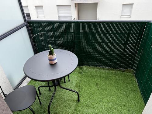 Balcony/terrace, Snug & Cosy proche gare PartDieu, acces facile aeroport et Eurexpo near AviaSim Lyon