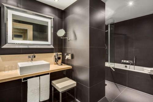 Bathroom, Nh Groningen Hotel in Groningen