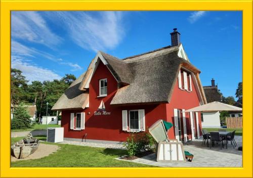 Modernes Reetdach-Ostseeferienhaus Bella Mare, Insel Usedom mit Sauna, Kamin & Sonnenterrasse