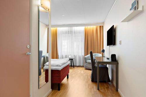 Standard Single Room with Roll-In Shower - Mobility Accessible/Non-Smoking