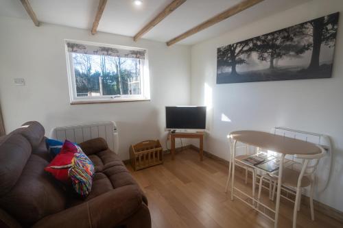 Rose Hideaway - Forest of Dean Cosy Cabin Retreat in Yorkley