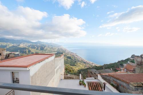  Casa Con Terrazze Vista Mare in Forza dʼAgro
