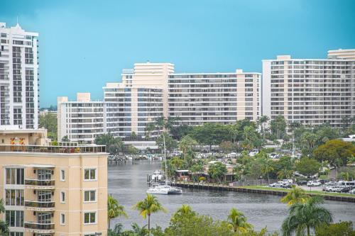 Modern Ocean View Apartment by Miami Te Espera - HALLANDALE 9E in Miami, USA