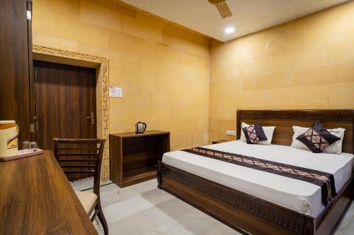 Deluxe King Room image 6