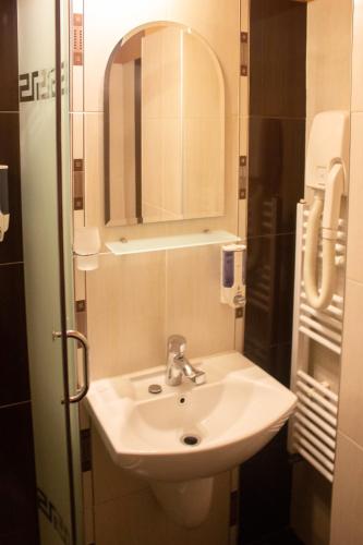 Meteor Family Hotel - image 14