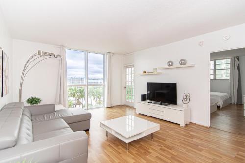 Stunning Beach Apartment by Miami Te Espera - HOLLYWOOD 7W in Hollywood, USA