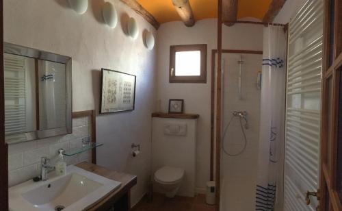 Bathroom, Casa Marco habitacion pinturas in Salinas de Hoz