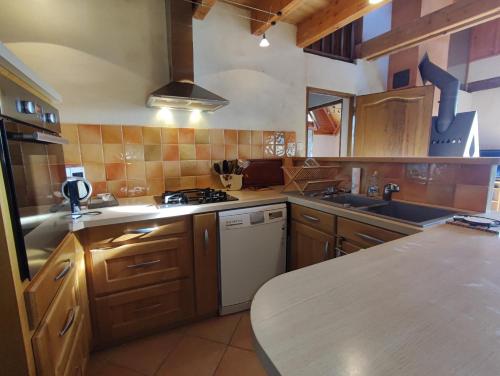 virtuve, Chalet Mounette Ski Sauna Lac Embrun in Puy-Sanieres