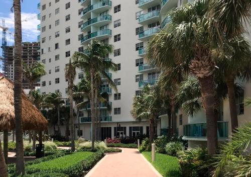 HOLLYWOOD U&5 - image 11