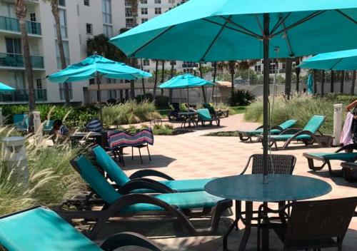 HOLLYWOOD U&5 - image 2