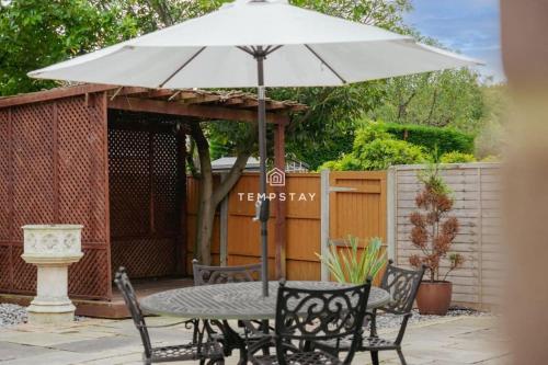 Spacious 5 bed Sunninghill with driveway parking - By Tempstay in Ескот