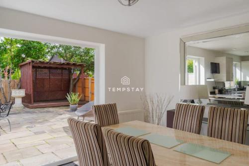 Spacious 5 bed Sunninghill with driveway parking - By Tempstay in Ескот