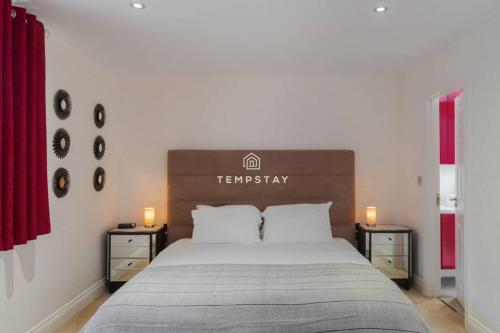 Spacious 5 bed Sunninghill with driveway parking - By Tempstay in Ескот