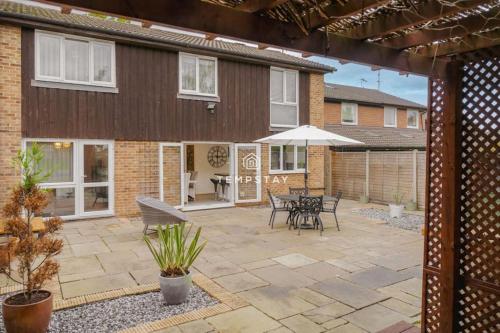 Spacious 5 bed Sunninghill with driveway parking - By Tempstay in Ескот
