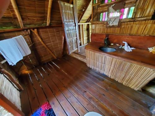 Kamar Mandi, Derek's Place Eco-Lodge in Little Corn Island