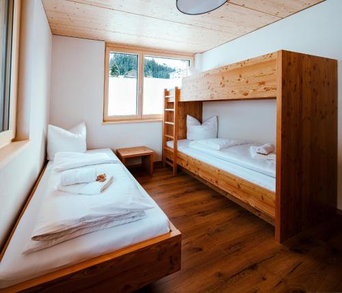 2 bedrooms, 7 beds