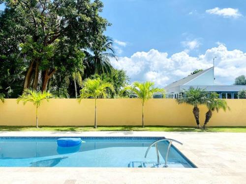 Charming 5-Bedroom home w/ Pool near 7 Mile Beach