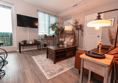 Stylish Pet Friendly Space w Balcony, Gym, Pool