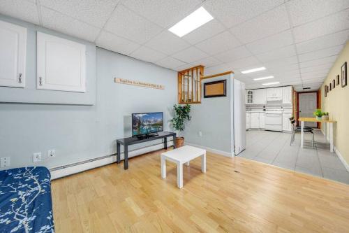 Cambridge 2BR 2BH Basement Apt With Parking in Cambridge, USA