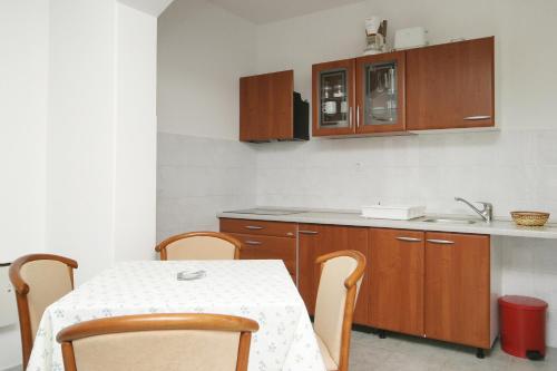 Apartments Pucisca - image 4