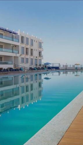 수영장, The blue pearl-Sensational beach apartment in Aourir in 리아드 에살람