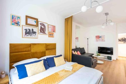 GOLDEN SUNNY APARTMENT, CENTRE, for 4 people, Прага (фото 2)