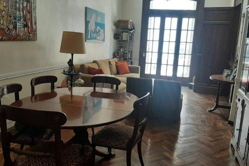Three-Bedroom Apartment room in Comodo piso en Buenos Aires centro cerca de importantes avenidas centros gastronomicos y plaza Houssey zona Facultad de Medicina