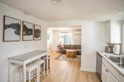 Cozy 2 Bedroom Home, Private Backyard With Hot Tub - Long Beach, WA
