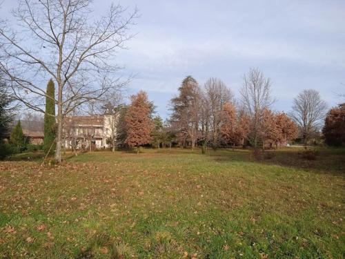 Maison calme avec piscine entourée de son parc