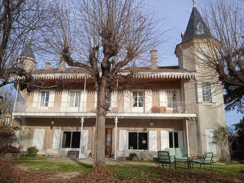 Maison calme avec piscine entourée de son parc