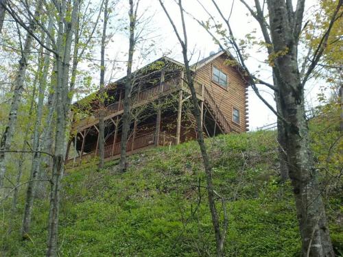Glens of Antrim Mountain Cabin in Waynesville, USA