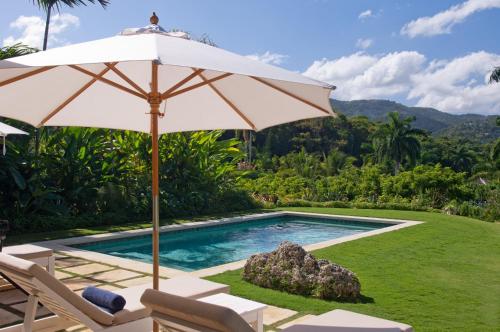 421237294 Round Hill Hotel & Villas