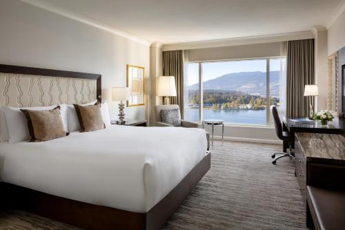 Signature Harbor and Stanley Park View Room with King Bed