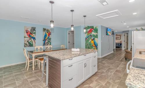 Parrot Head - Pet Friendly Beach Condo! Perfect for 6-7 guests! thumb 3