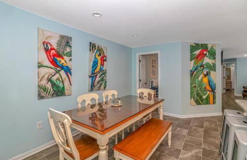 Parrot Head - Pet Friendly Beach Condo! Perfect for 6-7 guests! detail