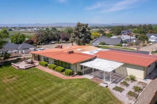 Mountain View Retreat in Nampa! Million dollar views from the panoramic windows, 6 bedrooms! Sleeps 14! Have your wedding or family reunion or retreat here on our hillside