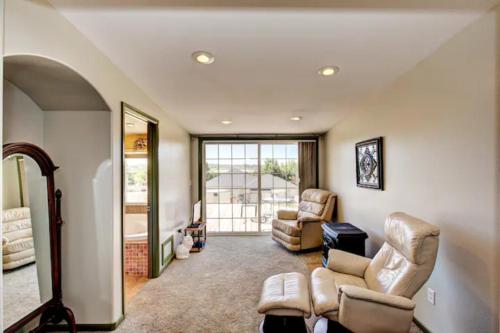 Mountain View Retreat in Nampa! Million dollar views from the panoramic windows, 6 bedrooms! Sleeps 14! Have your wedding or family reunion or retreat here on our hillside