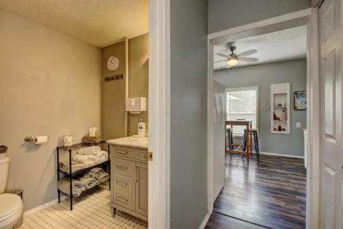 Létesítmények, Red Bench Cottage Ideal location near parks, trails, skiing, hiking, biking, shopping extended stays near Veterán Emlékpark