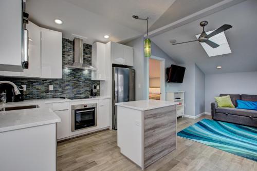The Lilly Pad Brand New in Hyde Park! Pet Friendly, fully fenced yard, walking distance to Hyde Park shops, and dining and Camel's Back Park - Apartment - Boise