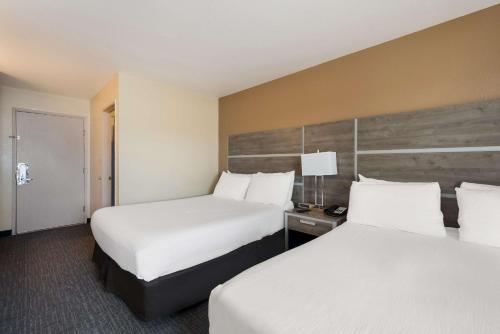 2 queen beds